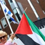 demonstran-melambaikan-bendera-palestina-di-luar-gedung-kedubes-israel-di-dublin_43