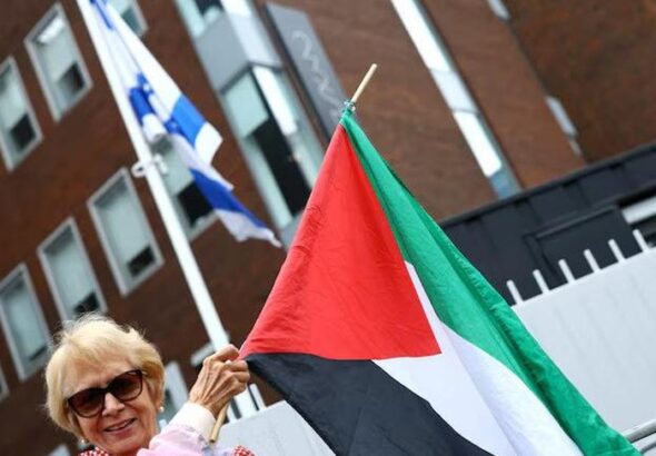 demonstran-melambaikan-bendera-palestina-di-luar-gedung-kedubes-israel-di-dublin_43