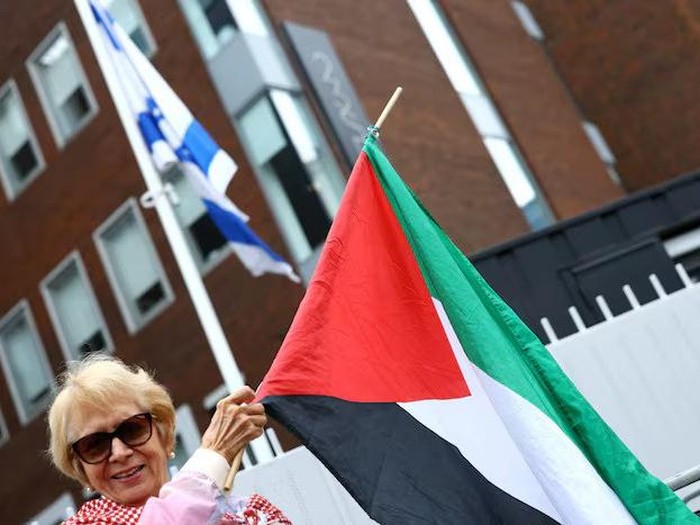 demonstran-melambaikan-bendera-palestina-di-luar-gedung-kedubes-israel-di-dublin_43